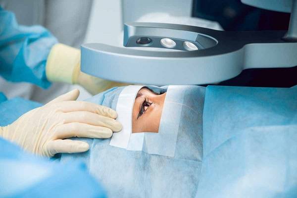 فوائد ومضاعفات جراحة العيون بتقنية الليزك